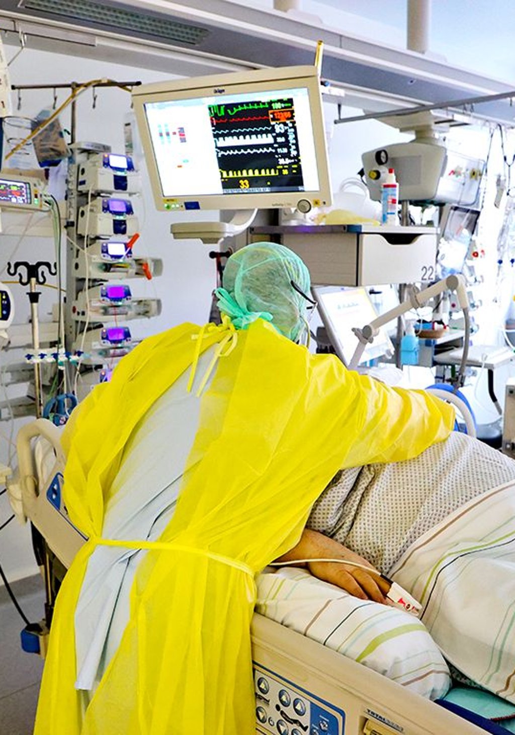 Ein Covid-Patient wird auf einer Intensivstation behandelt.