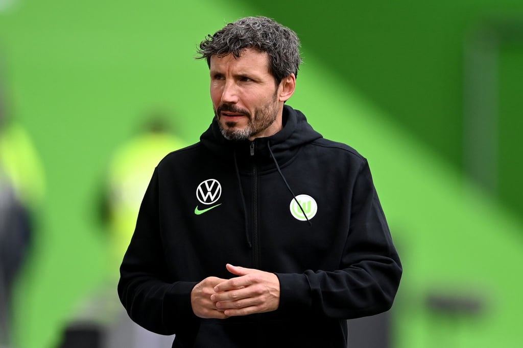 Wolfsburgs Trainer Mark van Bommel kommt vor einem Spiel ins Stadion.
