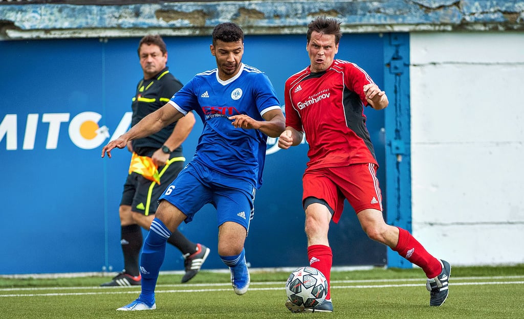 Sergio Schulz (l.), hier im Zweikampf mit Herrengosserstedts Spielertrainer Oliver Janicke, erzielte auf dem Kunstrasenplatz im Jahnsportpark beim 8:2-Erfolg seines Teams drei Treffer.