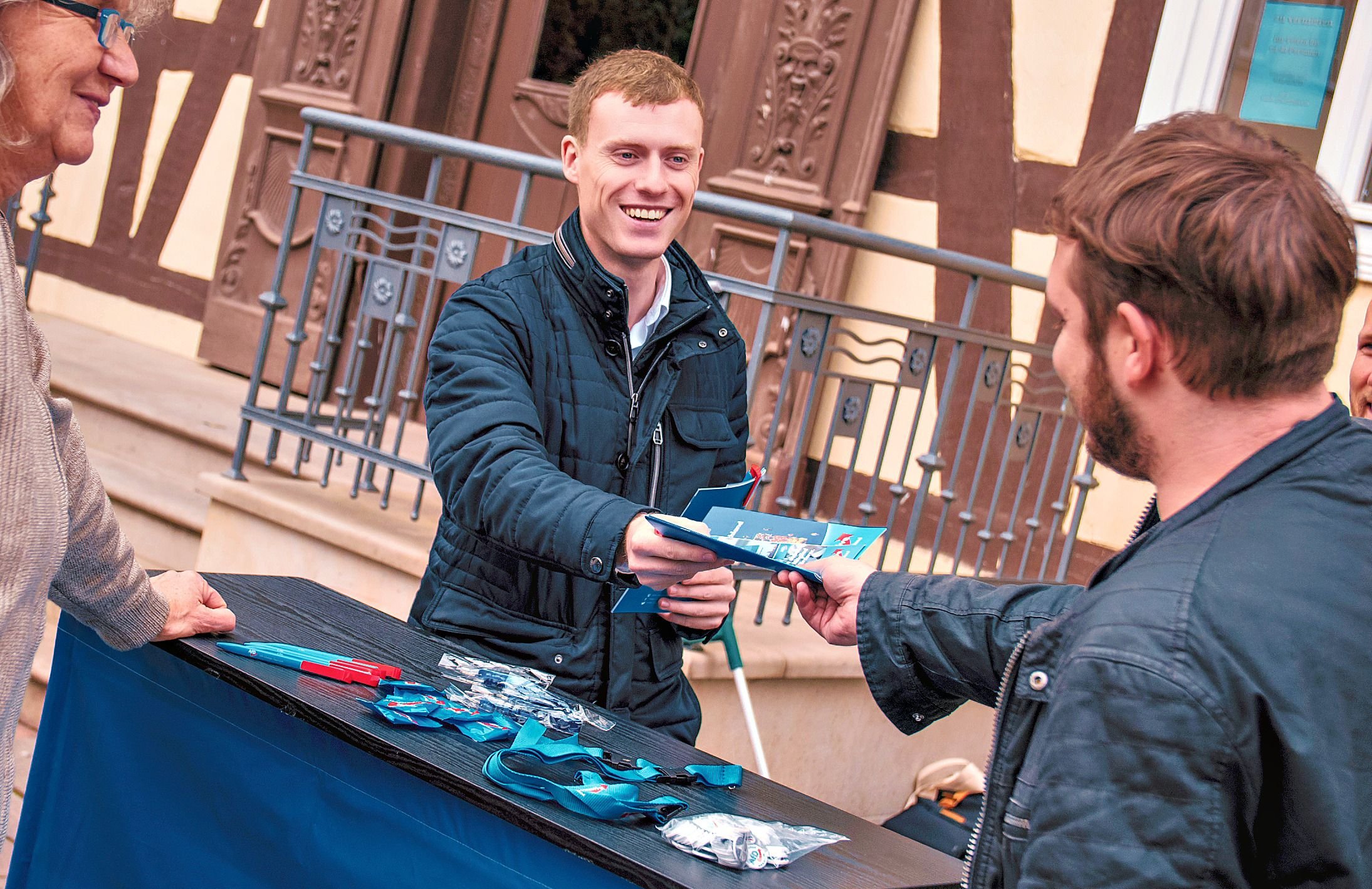 An Informationsständen mit Menschen ins Gespräch zu kommen, findet Schmidt wichtiger als Großveranstaltungen. 