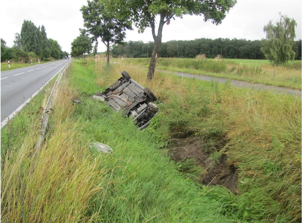 Ein 60-jähriger Mann kam plötzlich in einer Linkskurve aus bislang ungeklärter Ursache nach rechts von der Fahrbahn ab. Dabei touchierte sein Fahrzeug die Leitplanke, überschlug sich und kam auf dem Fahrzeugdach, im angrenzenden Straßengraben, zum Liegen.