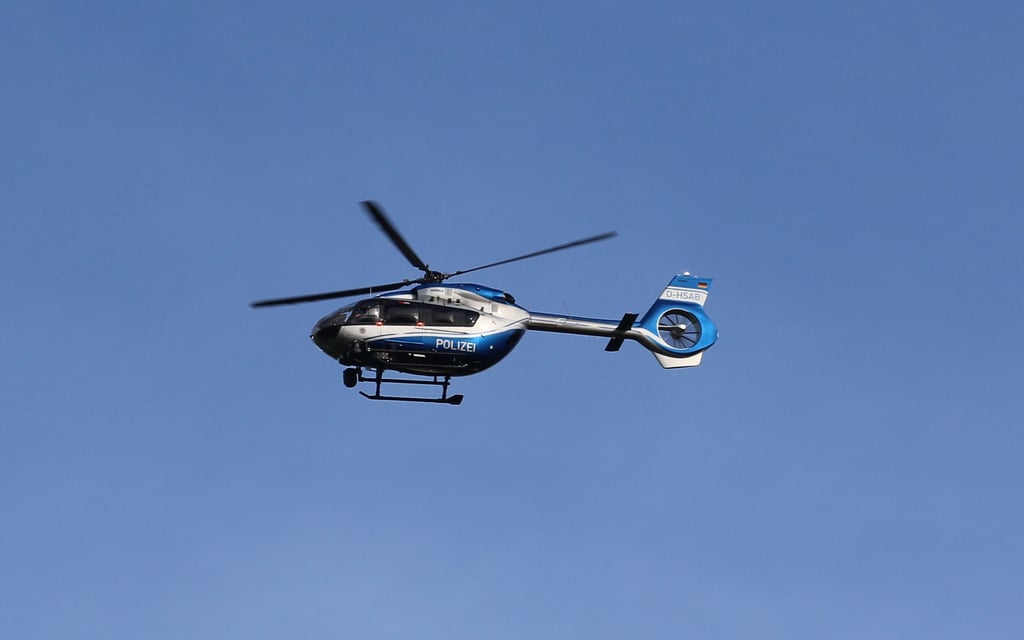 Polizei und Feuerwehr suchen in Bad Kösen ein dreijähriges Kind. Auch ein Hubschrauber kommt zum Einsatz.