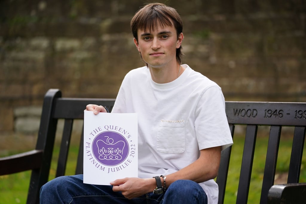Edward Roberts hält sein Logo zum 70. Thronjubiläum von Queen Elizabeth II. im nächsten Jahr hoch. Bei einem Wettbewerb für junge Designer hat man den Entwurf des 19-jährigen Roberts ausgewählt.