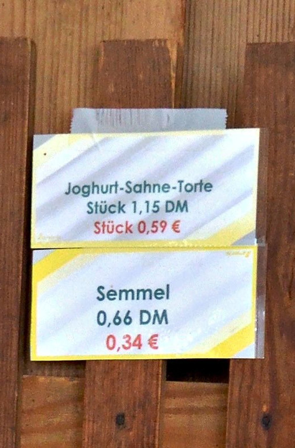 Die Preistafel von damals zeigt 66 Pfennig für die Semmel.