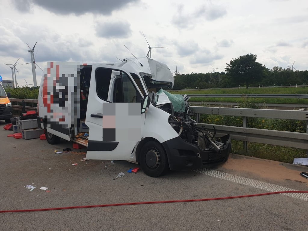 Ein Transporter fährt auf der A14 Richtung Magdeburg auf einen Sattelzug auf. Der Fahrer wurde dabei schwer verletzt.