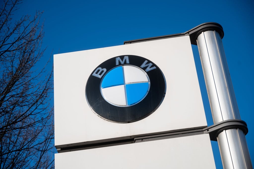 Vor dem BMW Werk Berlin steht ein BMW Logo. BMW gibt am 03.08.2021 die Halbjahreszahlen bekannt. Steigende Rohstoffpreise erschweren die Situation.