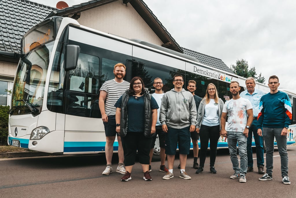 Einige Szenen wurden auch im und am Demokratie-Bus gedreht.