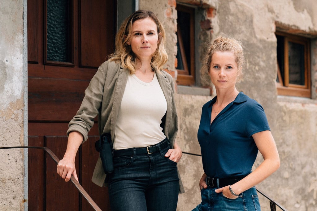 Die Schauspielerinnen Karin Hanczewski (li.) und Cornelia Gröschel als Kommissarinnen Karin Gorniak und Leonie Winkler stehen für einen neuen Dresden Tatort in der Elbestadt vor der Kamera.