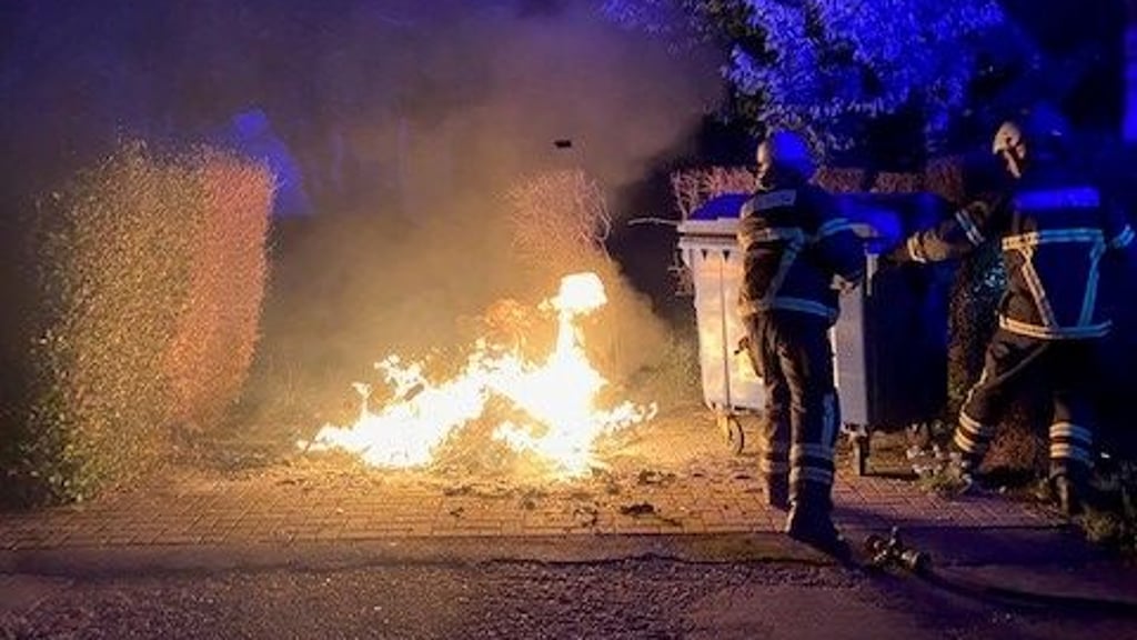 In der Nacht hat in Halberstadt ein Papiercontainer angefangen zu brennen. Der Container wurde vollständig zestört.