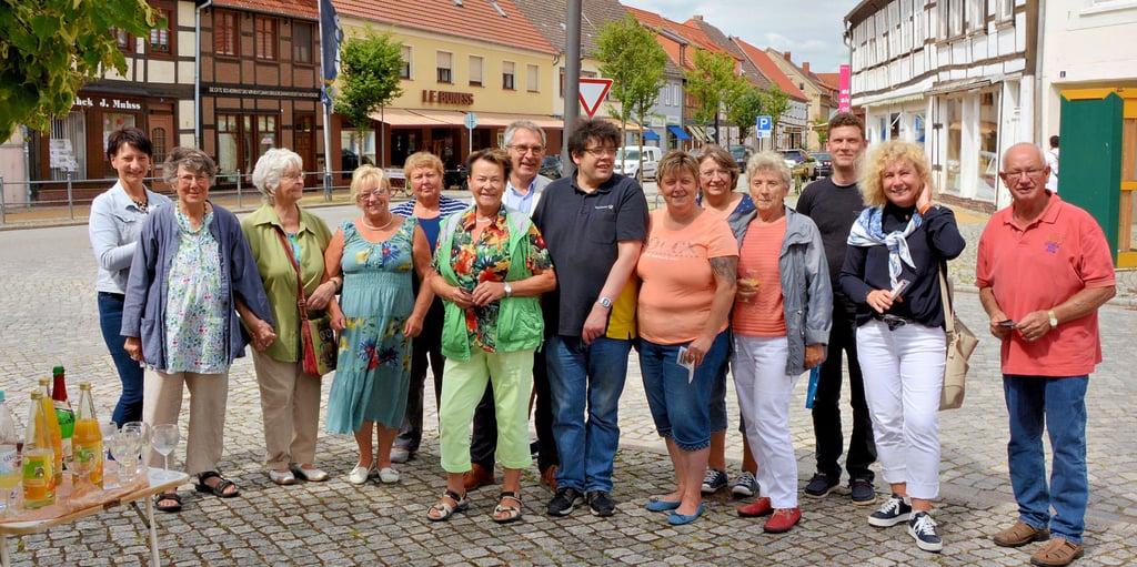Malfrauen, Bürgermeister und Gewerbetreibende eröffneten auf dem Seehäuser Markt am gestrigen Montagnachmittag die fünfte Sommerkunstmeile in Seehausen.