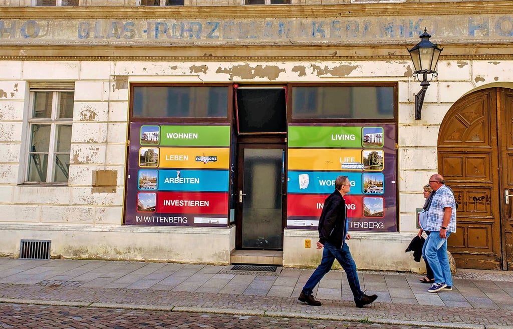 Nicht zu übersehen. In der Wittenberger Altstadt stehen viele Läden leer.