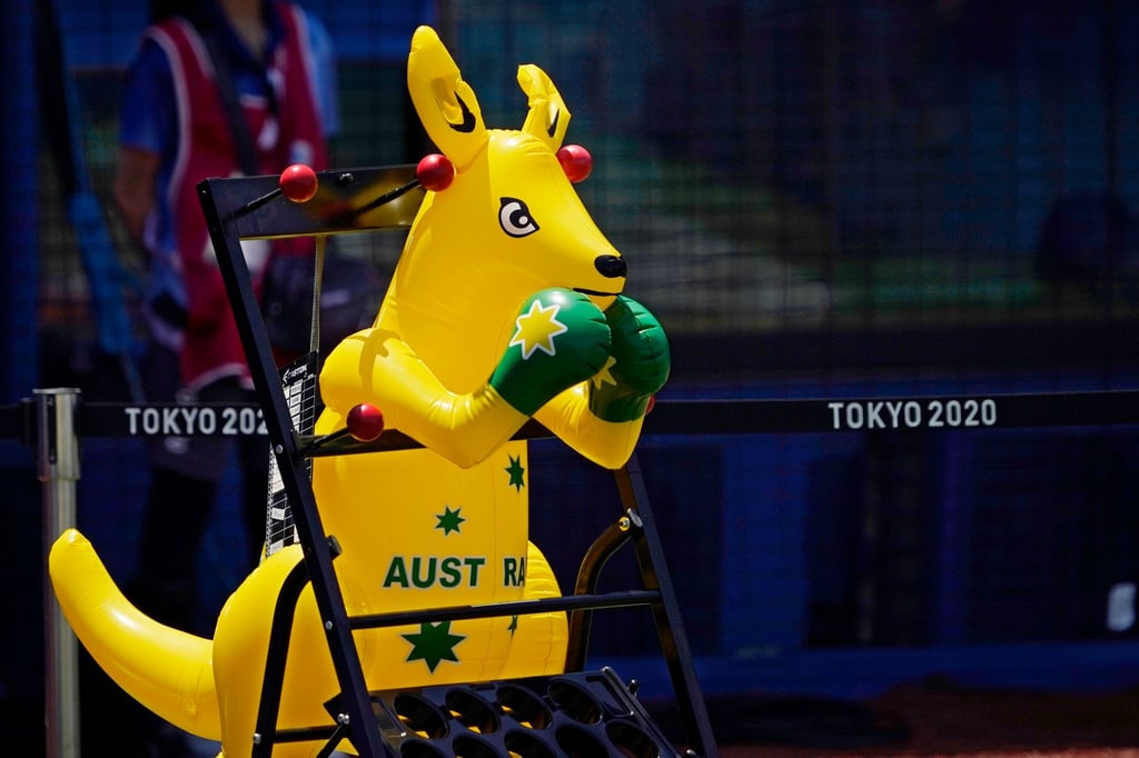 Ein aufblasbares Känguru mit Boxhandschuhen hat während der Olympischen Spiele in Tokio australische Ballsportler begleitet.