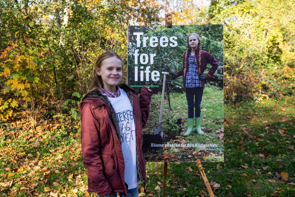 Mirella Schulze (Tilda Jenkins) vor dem Kampagnenplakat zu "Trees for Life".