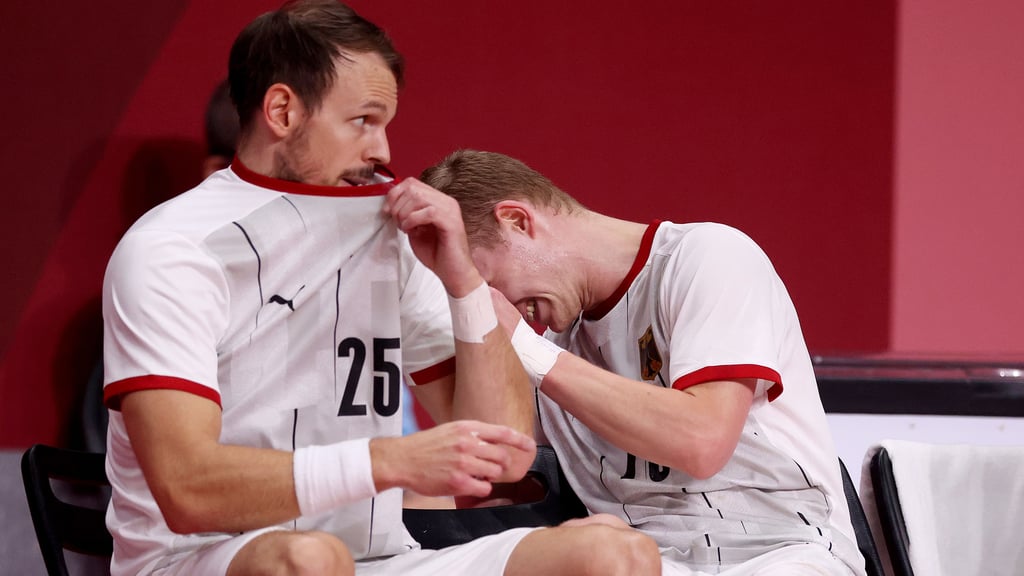 Im Viertelfinale gegen Ägypten war Schluss für die deutschen Handballer: Kai Häfner (l.) und Timo Kastening realisieren es auf der Bank. 