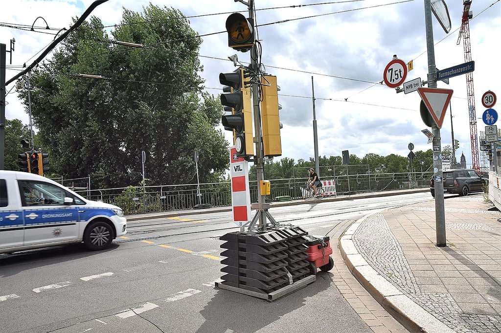 Um einen sicheren Übergang zum Ersatzhalt zu gewährleisten, ist an der Brücke eine barrierefreie Querung mit Ampel eingerichtet worden.