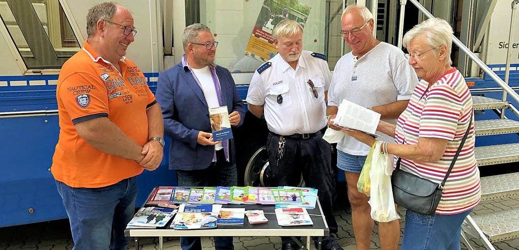 rKriminaloberkommissar Klaus-Dieter Würdig, Jörg Hubatschek vom LKA Sachsen-Anhalt und Regionalbereichsbeamter Peter Hartling informieren Interessenten über Sicherheitstechniken.
