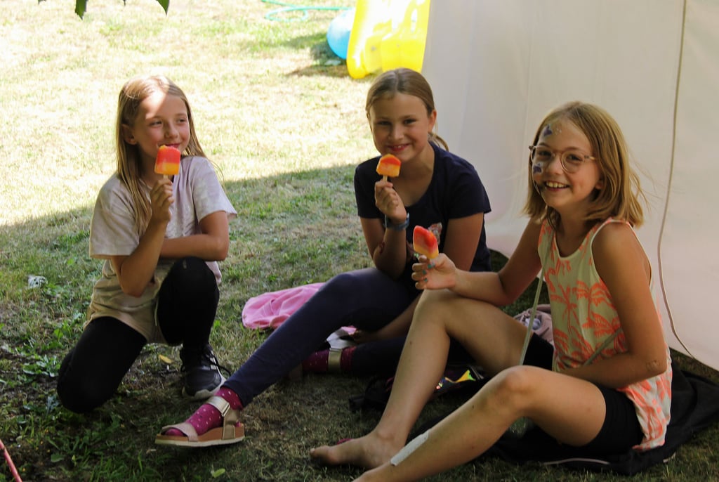 Genuss und Unterhaltung auch abseits des Spielfelds: Greta, Alissa und Lia lassen sich im Schatten ein Eis schmecken.