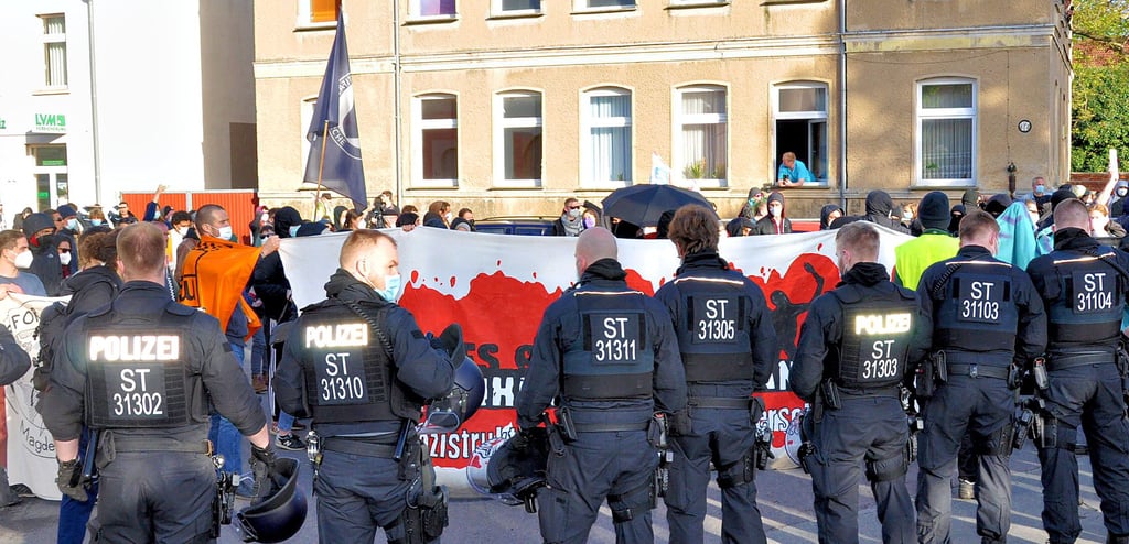 Seit Monaten ist die Situation in Seehausen angespannt, auch wenn sich die unterschiedlichen Lager nicht immer so frontal gegenüberstehen, wie hier bei einer Demonstration.