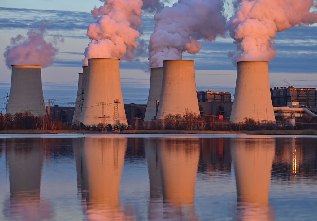 Die Abendsonne scheint auf die Kühltürme des Braunkohlekraftwerks Jänschwalde der Lausitz Energie Bergbau AG (LEAG).