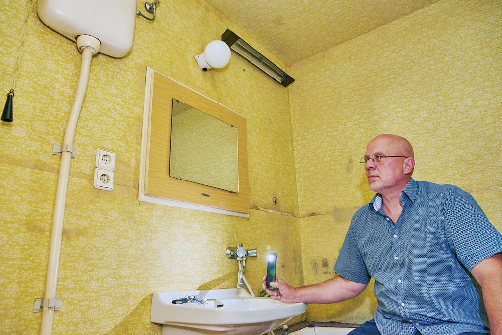 Hier ist die Zeit stehen geblieben: Im Inneren der Bernburger „Luxus-Platte“ wird der Charme der 1980er Jahre versprüht, wie Bernburgs Wohnstätten-Geschäftsführer Holger Köhncke zeigt.