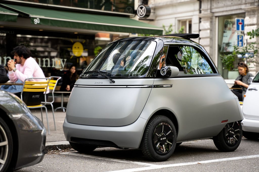 Der elektrische Microlino ist ein kompaktes Stadtauto für zwei Personen.