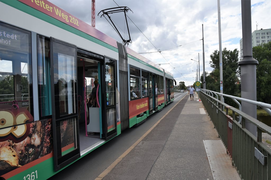 Bis Anfang September hält die Straßenbahn 4 in Richtung Innenstadt auf der Anna-Ebert-Brücke.