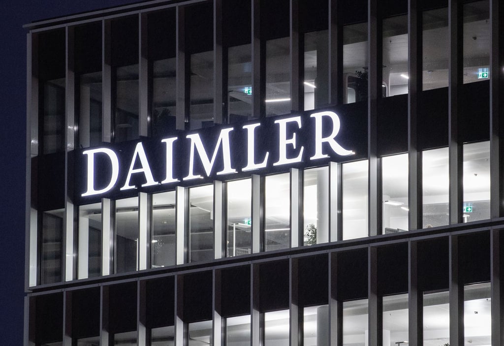 Der Schriftzug der Daimler-AG steht an der Konzernzentrale.