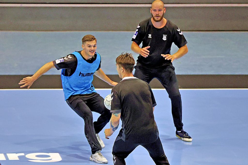 Die Neuzugänge Kay Smits (l.) und Mike Jensen (r.) beim Trainingsspiel mit Michael Damgaard.