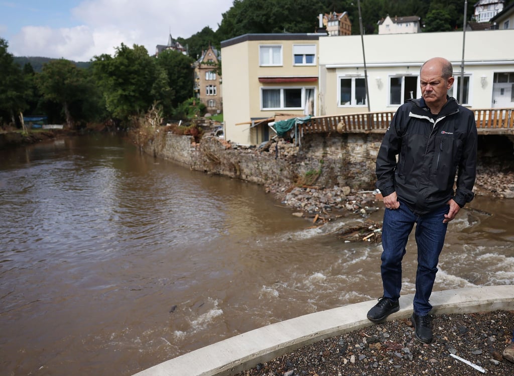 Olaf Scholz an der Urft - der Kanzlerkandidat besucht die Hochwassergebiete in Nordrhein-Westfalen.