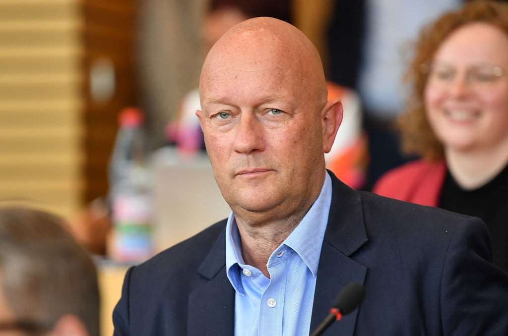 Thomas Kemmerich, früherer Ministerpräsident von Thüringen, sitzt im Plenarsaal.
