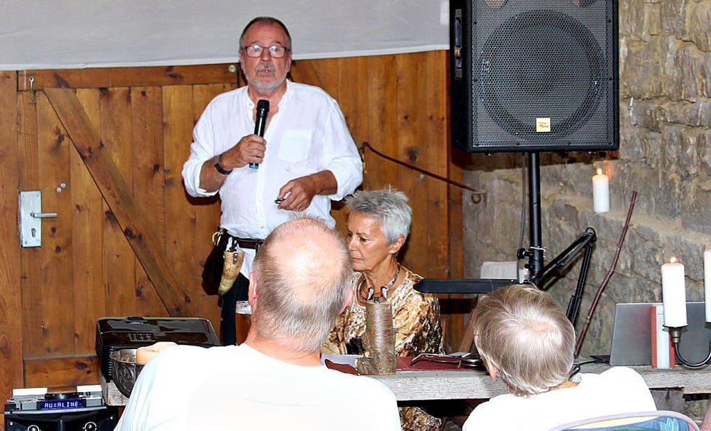 Hartmut Schulze und seine Frau Karla stellten den dritten Teil der Saga in gelesenen Ausschnitten und Erzählungen vor.