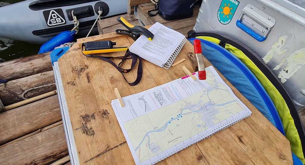 Rund 400 Kilometer legt die Besatzung des Floßes auf Havel und Elbe zwischen Berlin und Hamburg in drei Wochen zurück.