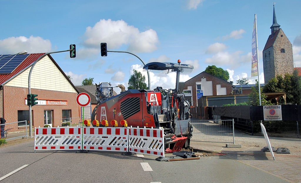 Seit Montagnachmittag ist die Ortsdurchfahrt Winterfeld ab der Kreuzung Schulstraße/Achterstraße wegen der geplanten Straßenbauarbeiten voll gesperrt.