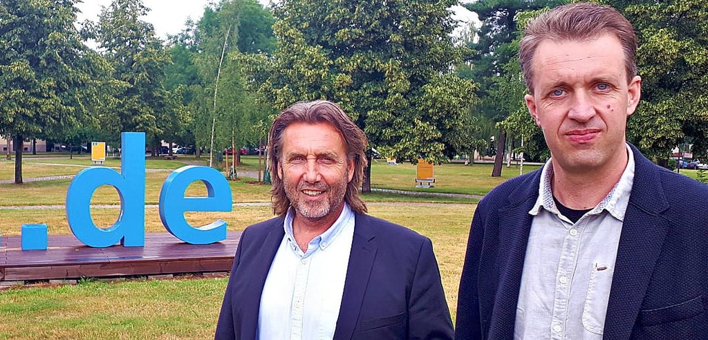 Bernd Ettmer (l.) und Doktorand Daniel Hesse: Hesse würde gern in Magdeburg bleiben. Eine Promotion vor Ort macht das wahrscheinlicher.