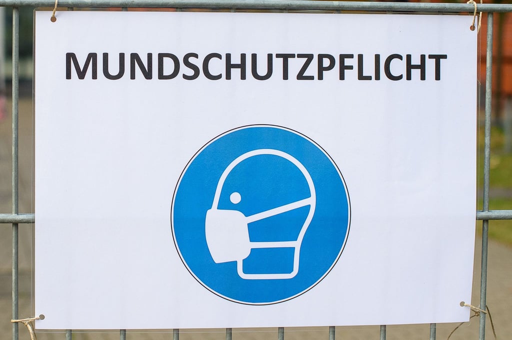 Ein Schild mit der Aufschrift „Mundschutzpflicht“.