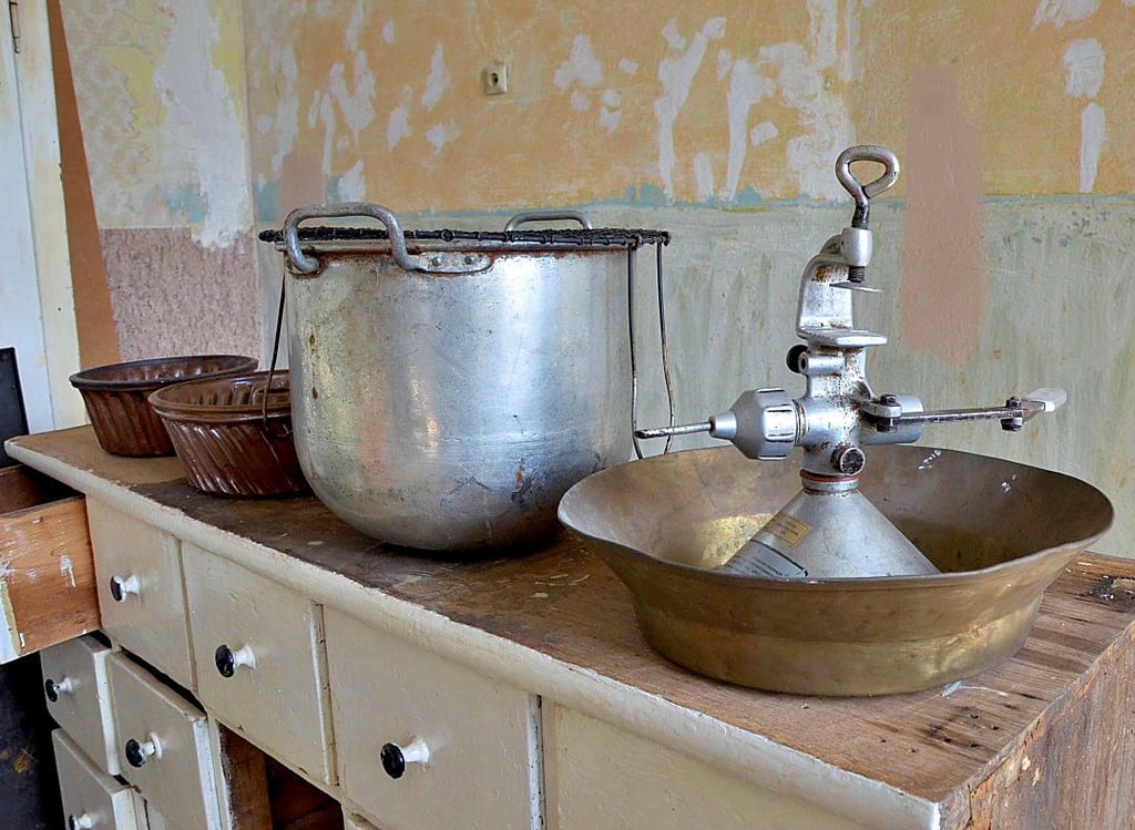 Schränke und Kommoden der Bäckerei wurden übernommen, auch Kuchenformen, Waagen, Behälter oder diese Spritze für Marmelade.