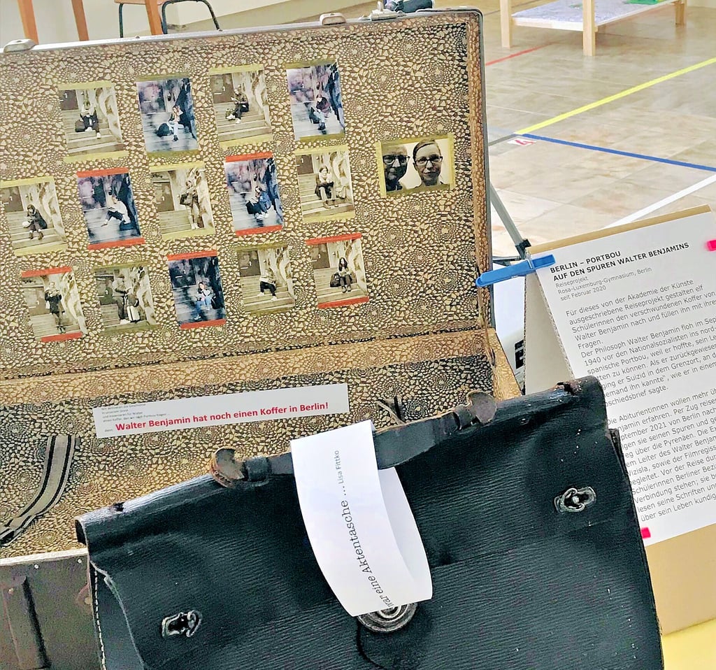 Ein Koffer voller Fragen und die Nachbildung der Aktentasche des deutsch-jüdischen Philosophen Walter Benjamin, der sich 1940 auf der Flucht vor den Nazis an der französisch-spanischen Grenze das Leben nahm.