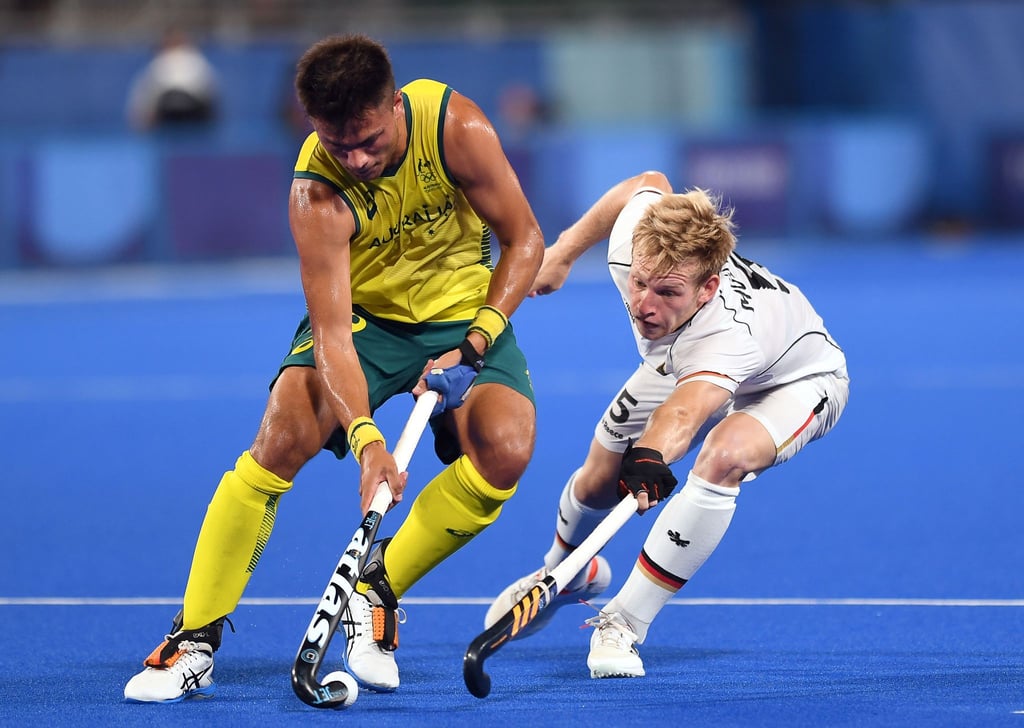 Deutschlands Linus Müller (r) im Zweikampf mit Tim Brand aus Australien.