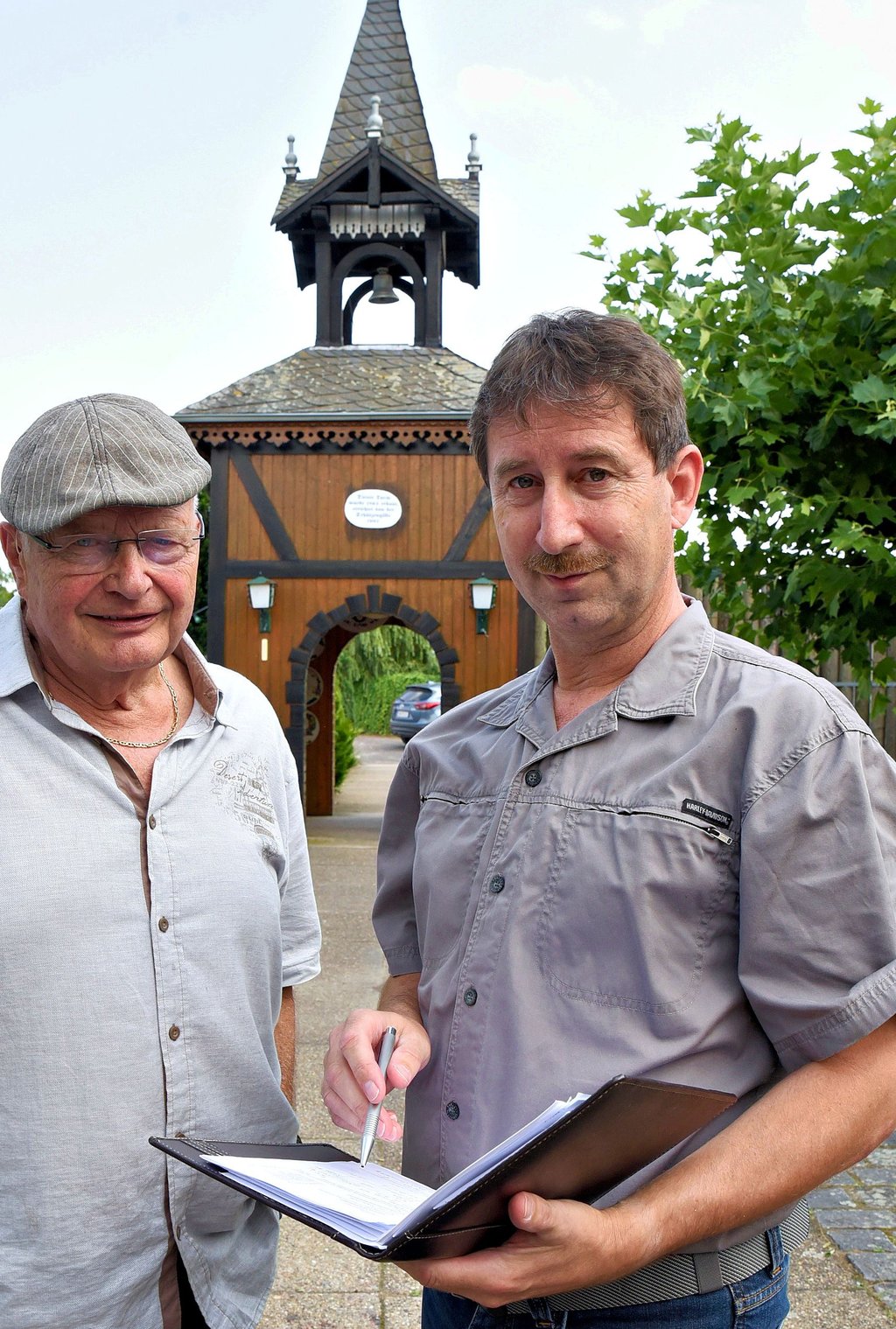 Oberschützenmeister Joachim Küstermann (l.) und Vereinsvorsitzender Frank Hilfert zählen zu den Motoren, die das Königsschießen auf die Beine stellen.