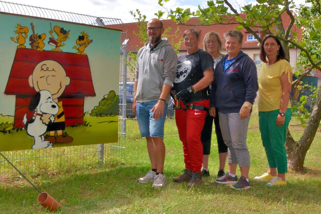 Kai Wetter, Nanette Schatter, Susann Junghans, Petra Tuchen und Petra Jatzek (von links) sind das Team des Mad-Clubs. Auf dem Bild fehlt Dirk Wetter. Das Graffito entstand bei einem Workshop im Mad-Club.