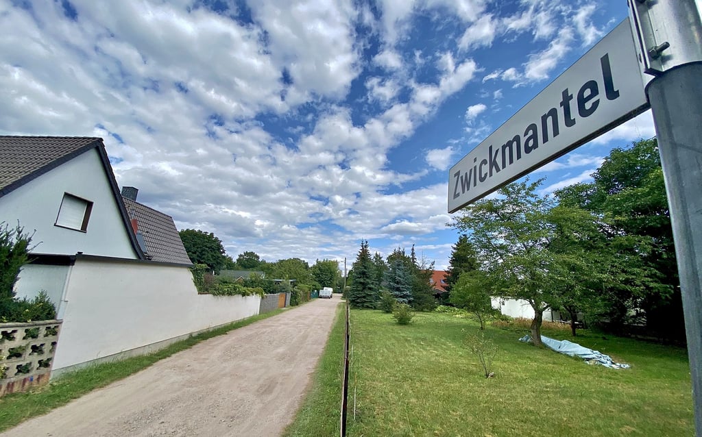 Ausgefallener Straßenname und ausgesprochen schlechter Straßenbelag: Im „Zwickmantel“ sind Anwohner verärgert über Buckelpisten.