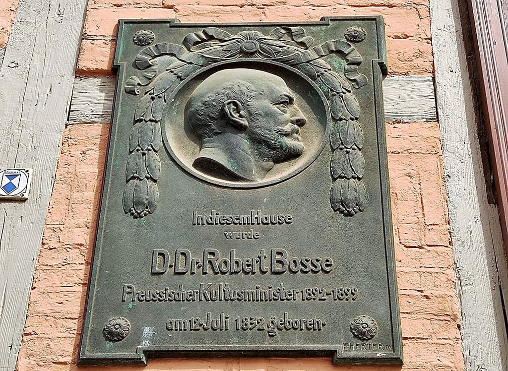 Eine Gedenktafel am Geburtshaus in der heutigen Welterbestadt erinnert an den einstigen preußischen Kultusminister.