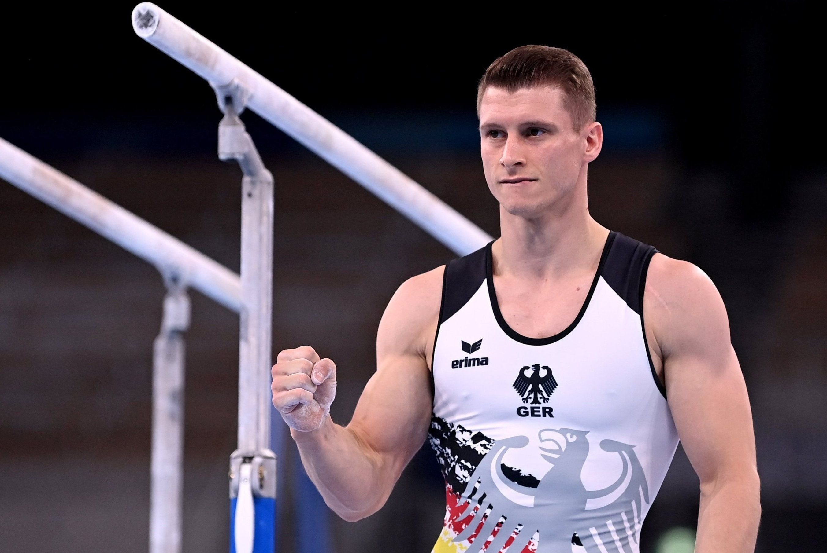 Lukas Dauser ballt die Faust nach seiner Übung am Barren.