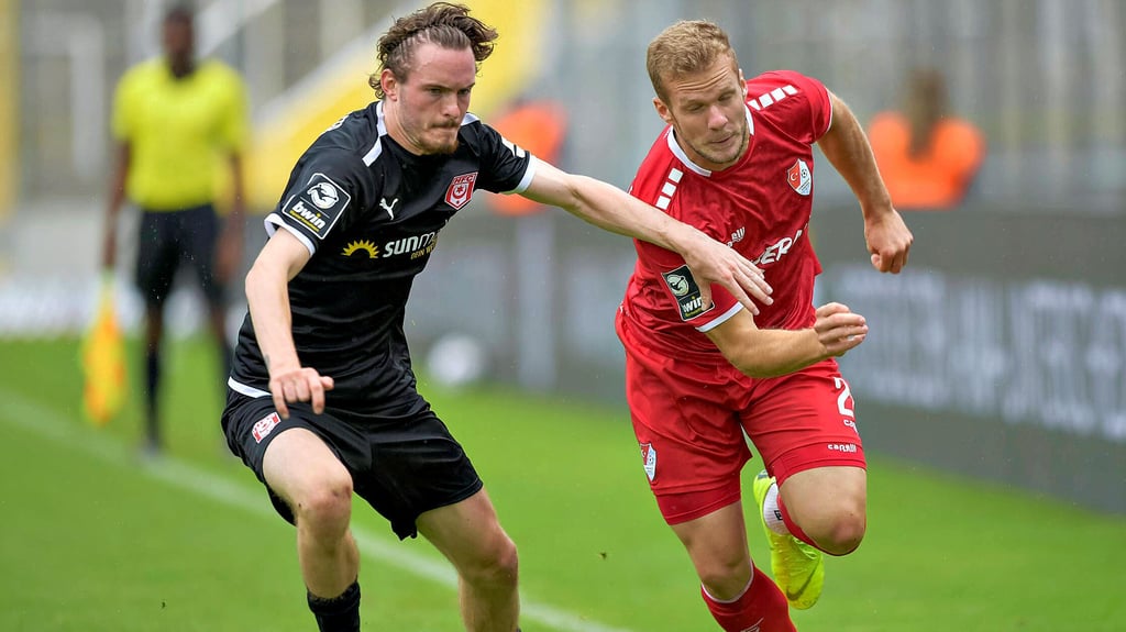 Niklas Kastenhofer (l.) machte seine Sache als Einwechlser in München gut.