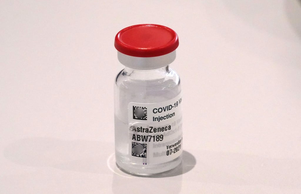 Ein Behälter des Impfstoffs Astrazeneca steht auf einem Tisch.