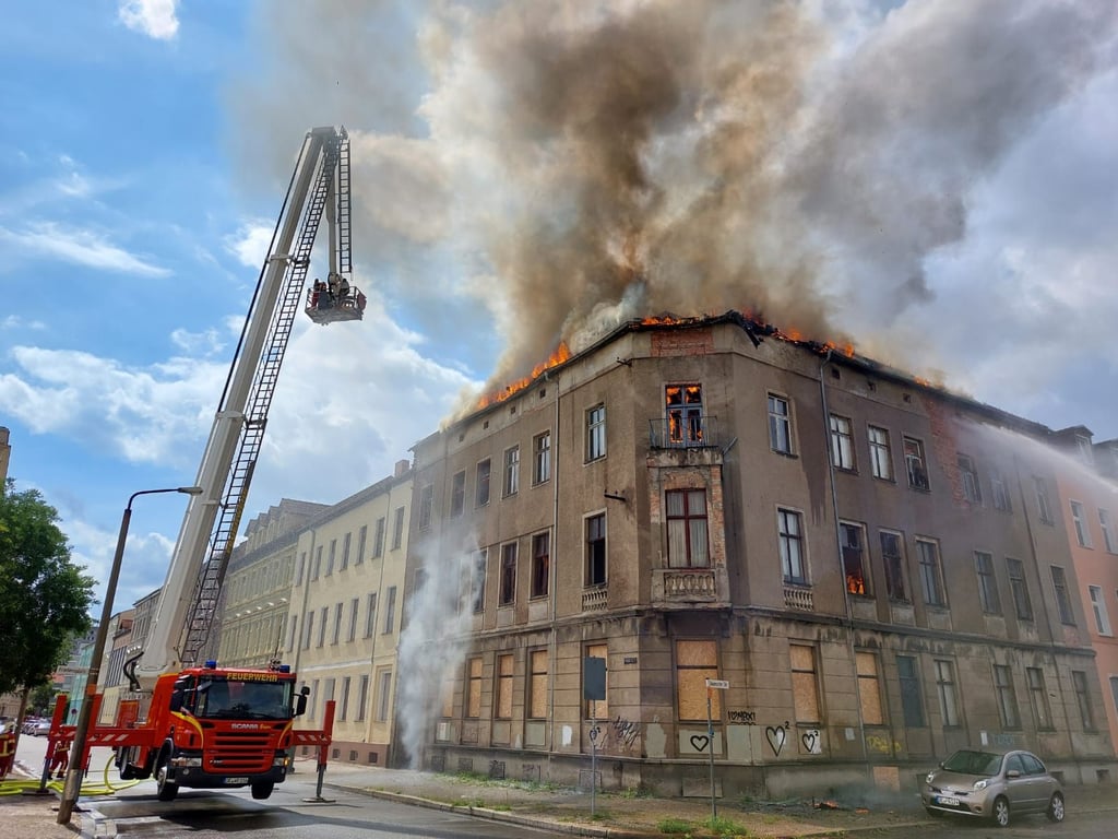 Das brennende Haus am Friedensplatz.