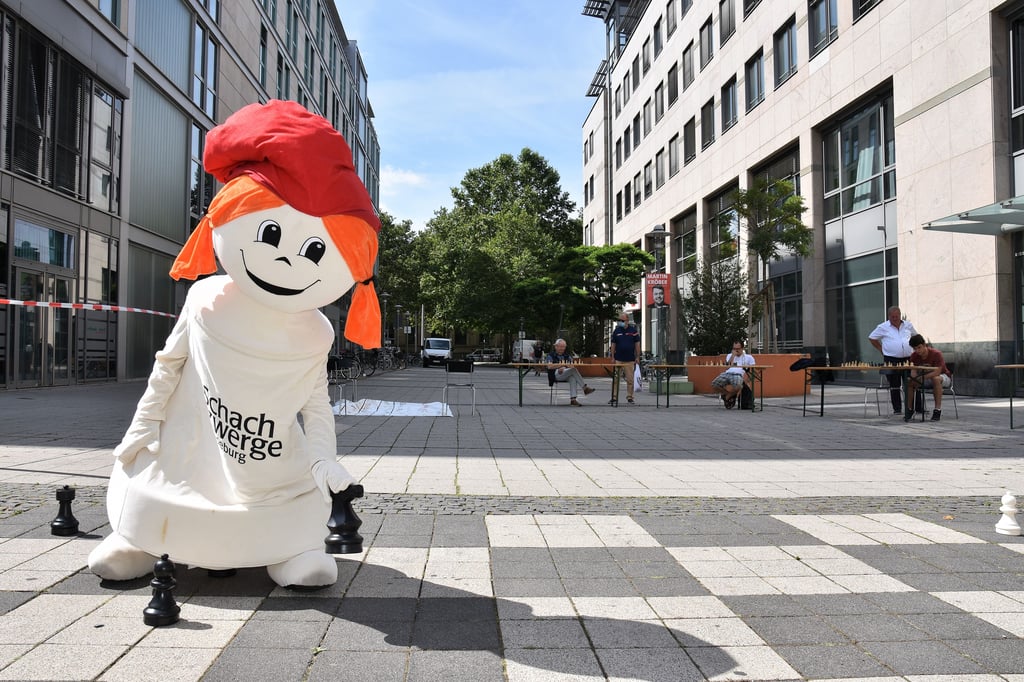 Das Maskottchen der Schachzwerge Magdeburg beim "Outdoor-Schach" am City Carré.