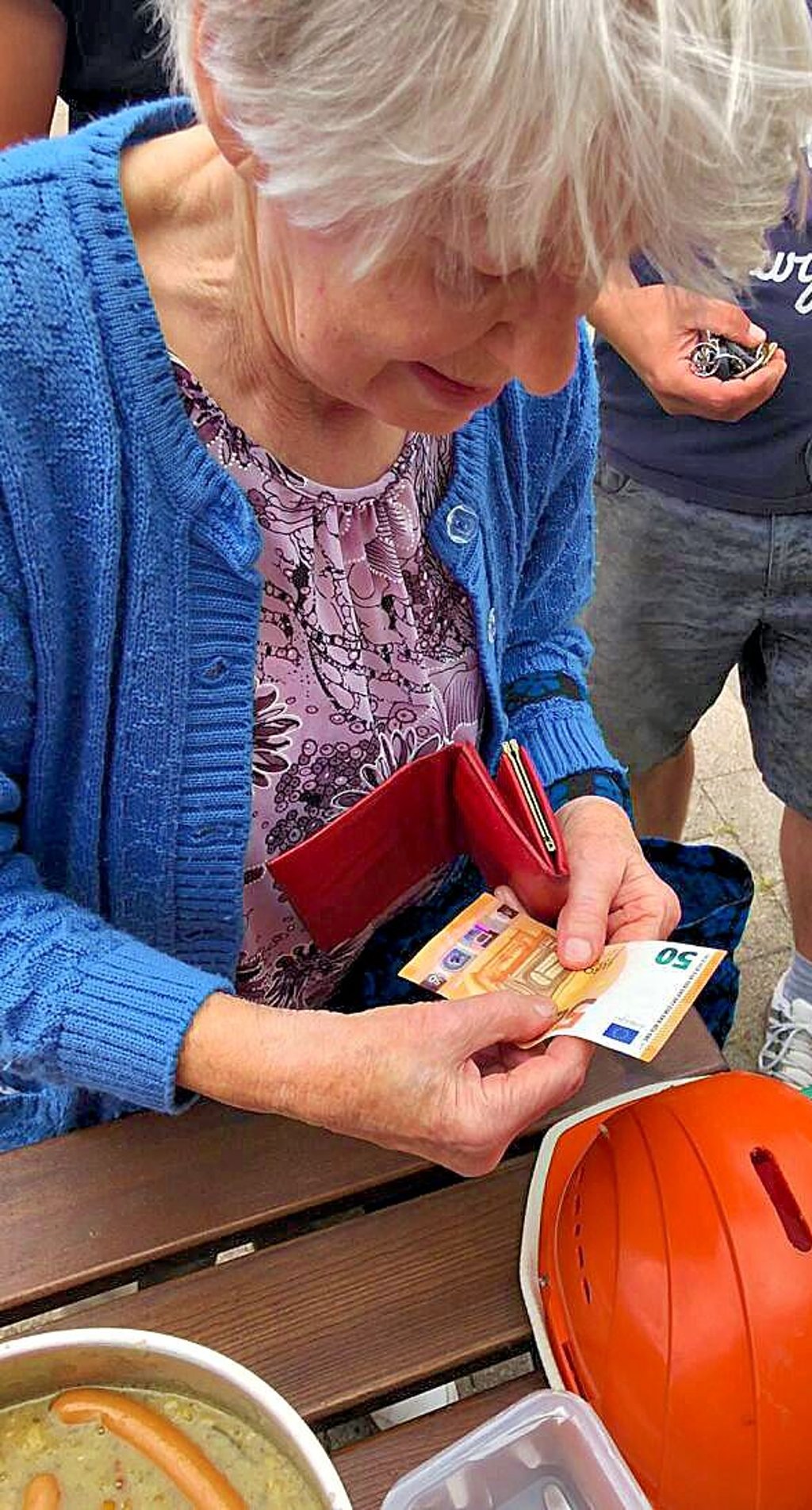 Auch Gretchen Müller spendete für die Hochwasseropfer.