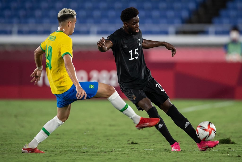 Deutschlands Jordan Torunarigha (r) spielt gegen Brasiliens Matheus Cunha.