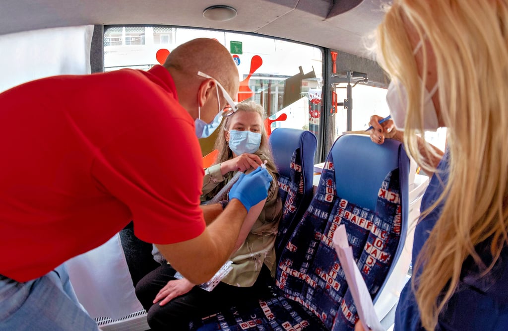 Coronaimpfung im Bus: Andreas Lange verabreicht Ariane Nahs ihre zweite Impfung gegen das Virus.